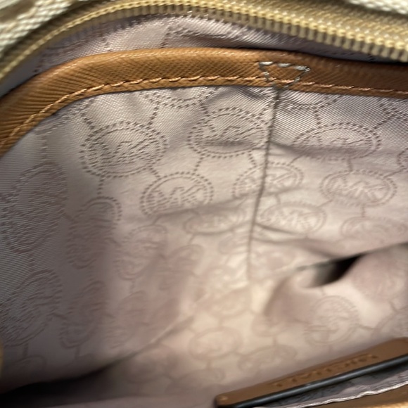 New with out tags. Michael Kors crossbody.  never used. - Picture 9 of 11